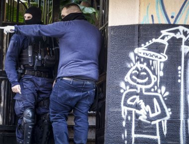 Ξανά στα χέρια των αναρχικών το GARE στα Εξάρχεια - Γεμάτο «πολεμοφόδια»